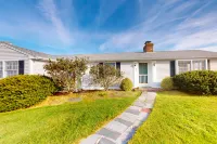 Stunning waterfront home with furnished deck, dock & majestic views - dogs OK Hotels near Cuffy's