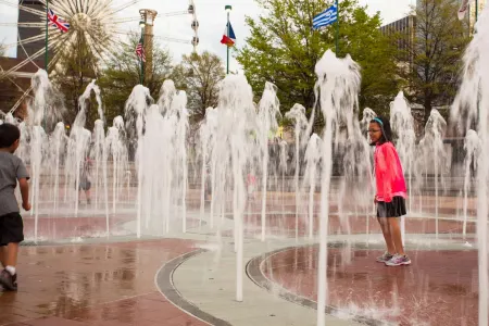 Spacious Duplex with Fenced Backyard and Modern Comforts - Charming Retreat Отели рядом с достопримечательностью «Benu Glass Creations»