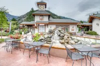 Bright condo with WiFi, balcony, pools & hot tubs - walk downtown