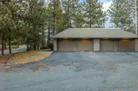 Private Hot Tub and Fireplace with Scenic Views - Stunning Retreat Hotel di Sunriver