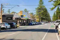 Beachside Breakaway Glenelg South – 200m to the Beach Hotel a Glenelg South