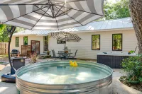Hot Tub, Cowboy Pool and Mini Golf Fun - Stunning Modern Retreat