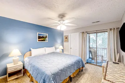 Updated condo near golf with pool, hot tub, & tennis access - balcony, W/D, & AC