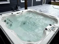 Hot Tub and Fire Pit Retreat - Luxurious Tranquil Haven فنادق في Charlevoix