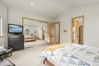 Stunning Mountain Lodge with Spacious Living Area - Cozy Getaway