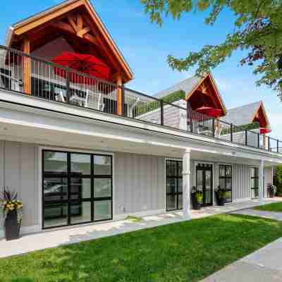 Balcony and Elegant Kitchen - Charming Lake Loft Retreat Hotel Exterior
