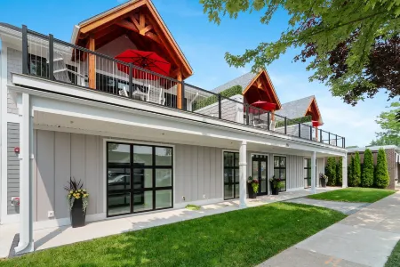 The Lofts of Brick and Mortar-City Loft |Stylish |Walk-Out Balcony |2 Kings |Parking for 2 |Downtown Отели рядом с достопримечательностью «Galena Garlic Company»