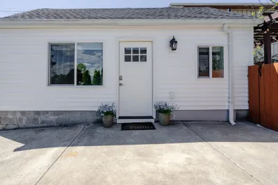 Loft Space and Shared Backyard Oasis - Charming Cozy Retreat Hotels near Goot Park