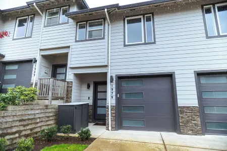 Modern + Bright South Salem Townhouse with King Bed + Game Room