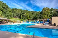 Modern Log Cabin with Resort Amenities - Charming Mountain Retreat Hotels in Lake Lure