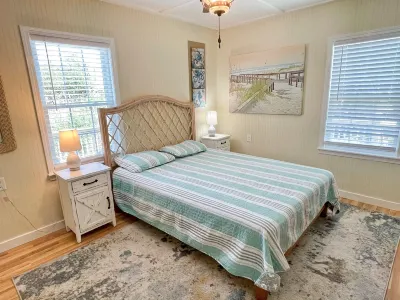 Marsh Views and Cozy Atmosphere - Charming Cottage Retreat Hotels near Candyland