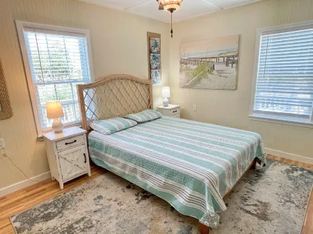 Marsh Views and Cozy Atmosphere - Charming Cottage Retreat