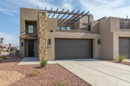 Heated Pool and Stunning Patio - Luxurious Golf Retreat