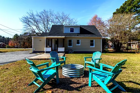 Cozy Fire Pit and Inviting Outdoor Space - Charming Escape Отели в г. Делтавилл