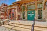 Cozy Efficiency in Village Square - Walk to Slopes with Shared Hot Tub Hôtels à : Copper Mountain