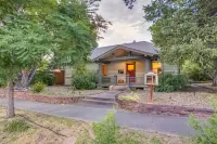 Mountain Views and Fenced Yard - Charming Golden Hideaway Отели рядом с достопримечательностью «7-Eleven»