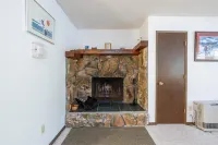 Cozy condo with great downtown location near biking, shopping, dining Hôtels à : Girdwood