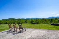 Outdoor Pool and Scenic Balcony Views - Charming Mountain Retreat Hotels in Townsend