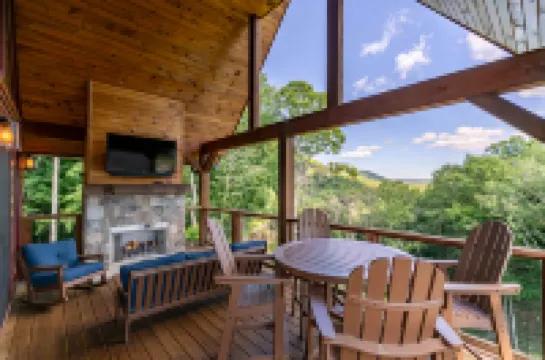 Mountain Views and Hot Tub - Luxurious Mountain Retreat