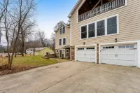 The Lakeside Artist's Retreat Unit - Colchester, VT 3BR, 2BA - Sleeps 8