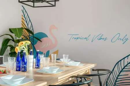 Heated Saltwater Pool and Gourmet Kitchen - Stylish Spacious Retreat