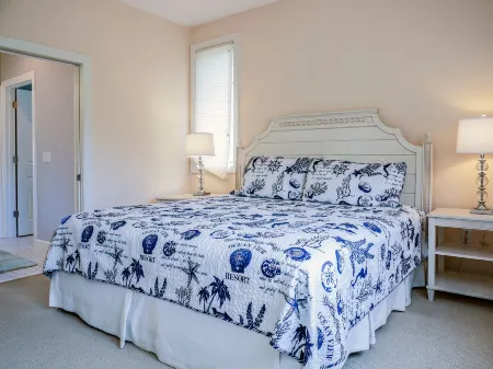 Elegant Coastal Retreat with Golf Course Views - Spacious Oasis Отели в г. Сибрук Айленд