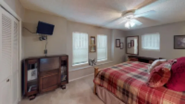 High Speed Wifi and Fireplace - Beautiful and Spacious Retreat