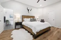 Private Bike-In/Bike-Out Haven with Garage - Stunning Modern Retreat Hotels in Bentonville