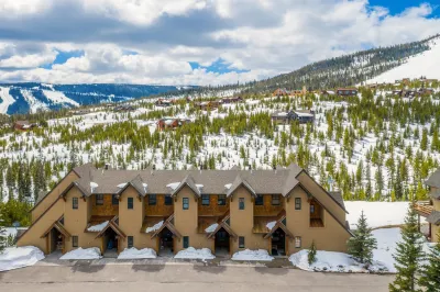 Ski-in/ski-out townhome with WiFi, W/D & private hot tub Hotels near Snowcrest Lodge