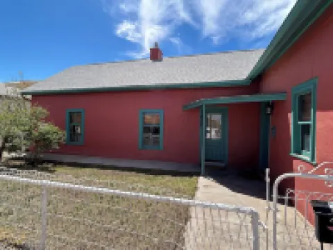 Charming 1800's fully modernized farmhouse in downtown Silver City- pet friendly
