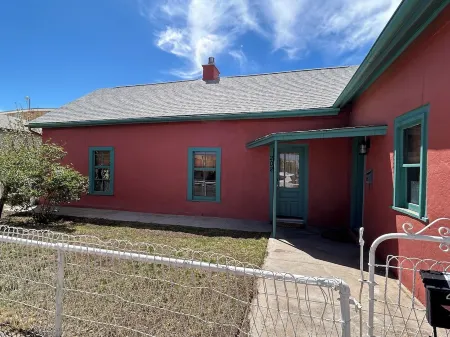 Charming 1800's fully modernized farmhouse in downtown Silver City- pet friendly