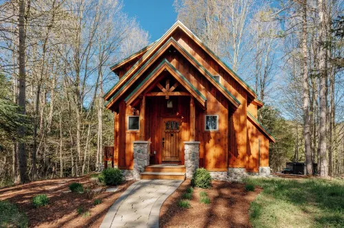 Secluded cabin on Betsie River with hot tub & firepit. Minutes to Crystal Mtn