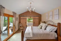 Hot Tub and Breathtaking Mountain Views - Stunning Rustic Retreat Hotels in Fannin County