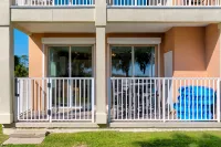 Direct Pool Access and Elegant Living Spaces - Luxurious Coastal Haven