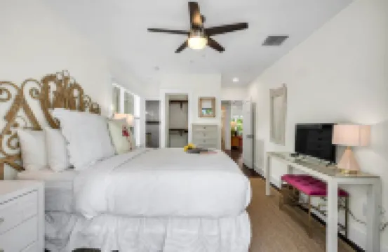 Charming Oasis with Heated Pool and Tropical Decor - Delightful Hideaway