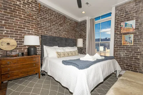 Stylish Condo with City Views and Modern Amenities - Chic Urban Retreat