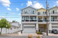 New Construction - Walk to Beach - King Size Bed