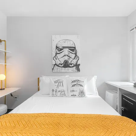 Luke's Jedi Meditation Chamber Отели рядом с достопримечательностью «Стадион «Хаски»»