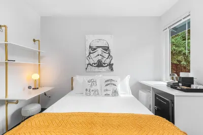 Luke's Jedi Meditation Chamber Hotel a 