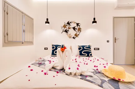 Tiara Suites Отели рядом с достопримечательностью «Santorini Weddings by Dana Villas»