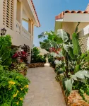 Elegant 2-Bedroom Apartment 2 km from Eagle Beach