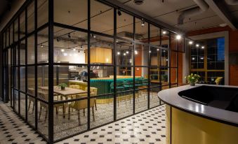 Q-block Capsule Hotel