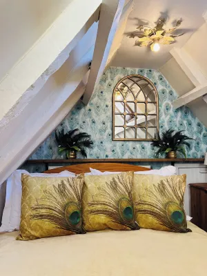 Local Pubs, Walking Routes, Cottage w Parking Hotels in 