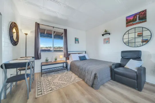 Canyon's Edge Route 66 Motel Hotel a 