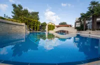 Artdeco Luxury Suites - Pools