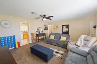 BFL Airport Casita, 2 bed 1 bath Great backyard! Wifi & A/C!