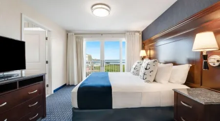 Newport Beach Hotel & Suites