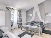 Superb Modern Villa with Pool, Large Fenced Yard Near the Beach
