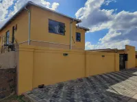 Mohlakeng Guest House - parking