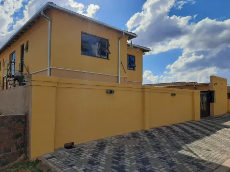 Mohlakeng Guest House Отели в г. Западный Ранд